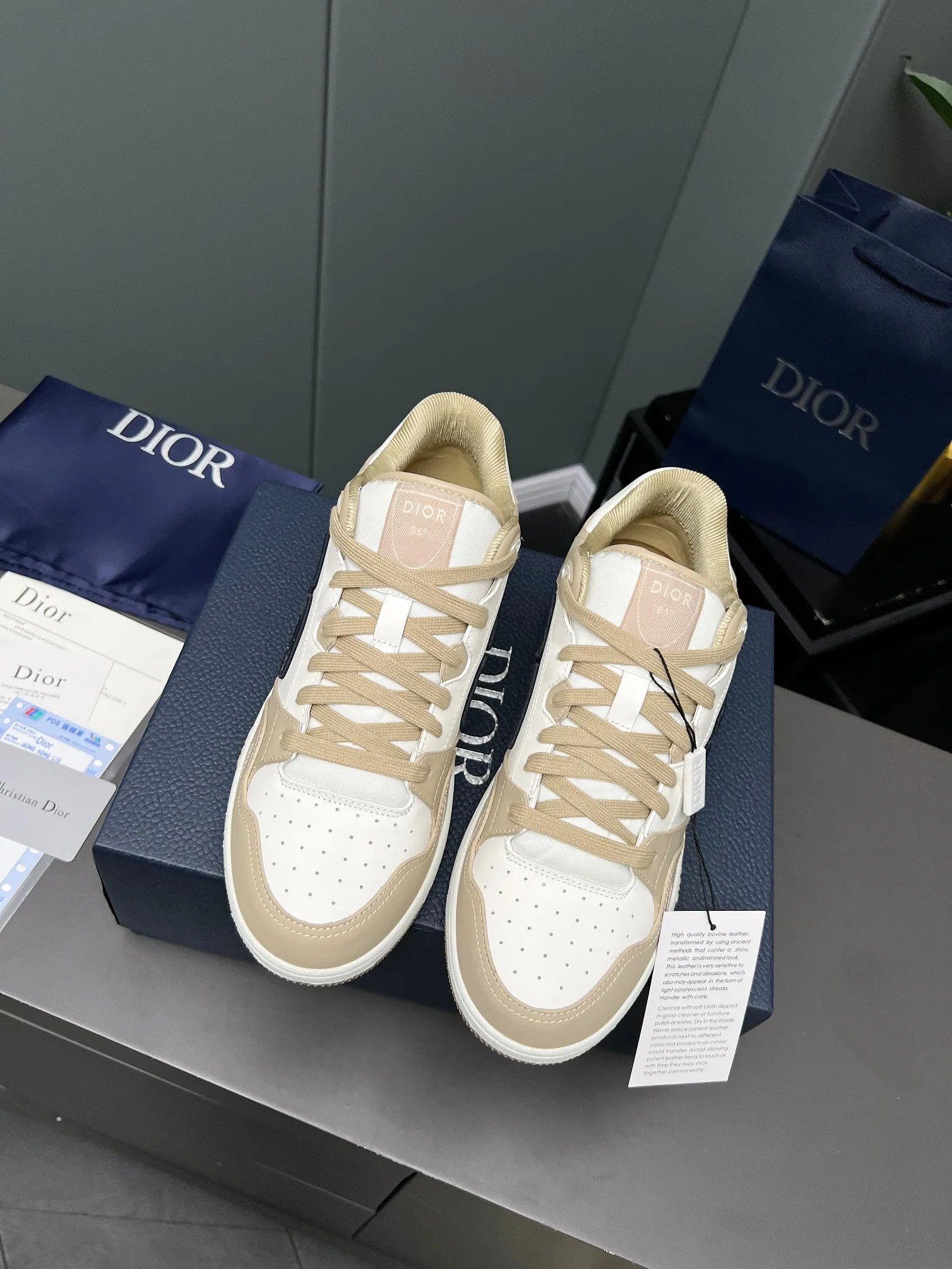 Men's Men's Shoes 💰600 Dior DiorB57 top version of low-top sneakers! ! ! Navy blue with beige smooth first-layer cowhide, fully oiled edges, T men's shoes 💰U outsole.  The 2024 autumn men's wear series has made a wonderful debut, a new classic item launched by Dior. Crafted from smooth first-grain cow leather in navy blue and beige, it's accented by a large leather heat-stamped CD logo on the sides. The distinctive laces of the same color match the color of the shoe body, and the opening and closing are decorated with various classic details on the tongue, sole and back side to enhance the style. The eyelet details, upper stitching and heel strip panels of the same color highlight the dynamic charm of its sports style. Exclusive two-color molded T men's shoes 💰U outsole is light, comfortable, non-slip and wear-resistant, the mesh lining and feet are customized with original colors, soft and breathable. Exquisite production technology highlights the grade, and can be matched with all kinds of clothing to create a refined look.